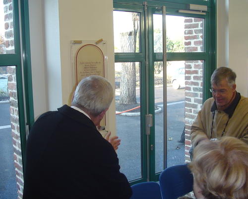 On dévoile la plaque souvenir.