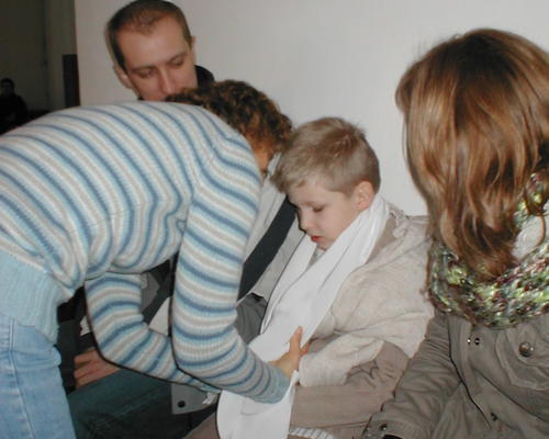 remise du vêtement blanc par l'enseignante