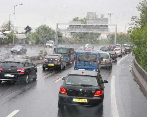 Notre bus contourne lentement Paris... Un bus est tombé en panne.