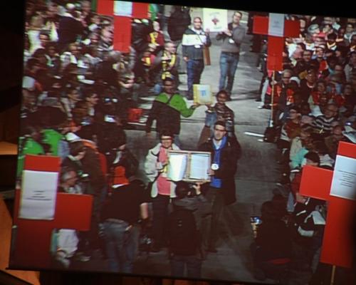 Le livre des merveilles set amené en procession.