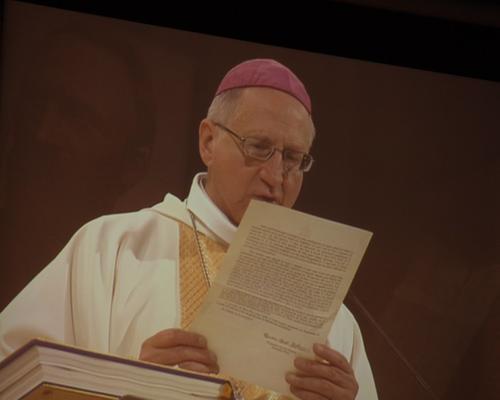 Mgr B. Housset lit le message du pape François en fin de cérémonie.
