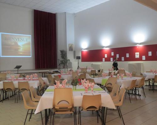 les tables sont dressées pour le repas.