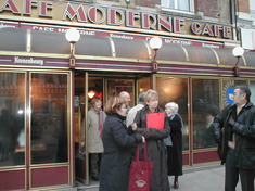 à la sortie des cafés