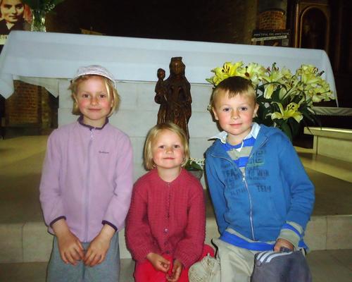 enfants devant autel.JPG