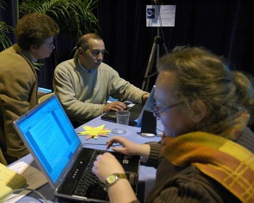 Des membres de cathocambrai au travail