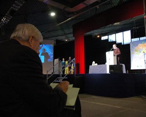 Monseigneur prend des notes