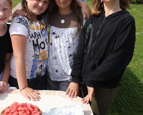 Le gâteau en forme de cœur, ce sont jeanne et charlotte qui l'on confectionné "toutes seules çà deux" 