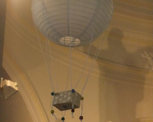 Où l'ombre de Jésus semble porter la mongolfière 