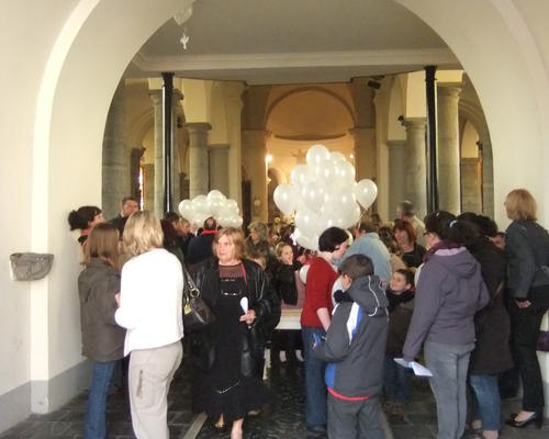 Juste avant l'envoi: la distribution des ballons