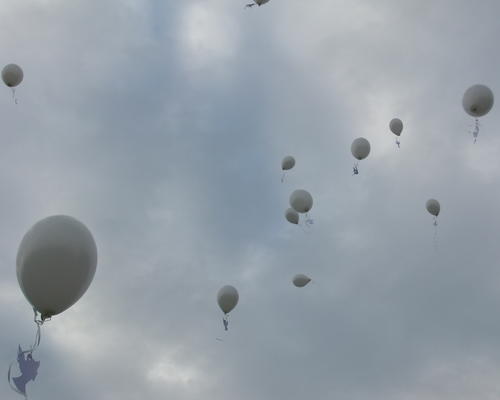 Et les colombes semblent guider les ballons