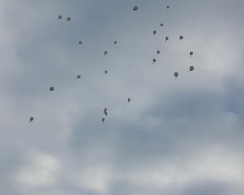 Les ballons s'élèvent dans la même direction, celle de la Lumière divine
