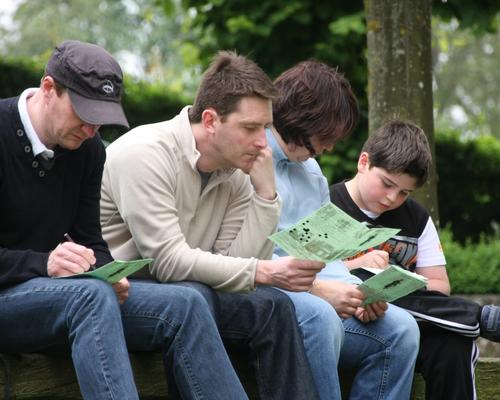 Les enfants participent aux jeux proposés, avec l'aide des adultes