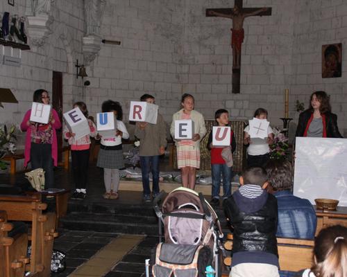 Célébration dans l'église avant le retour