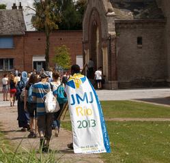 Marche  + drapeau JMJ Rio