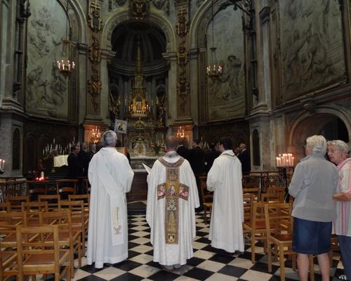 devant la chapelle ND