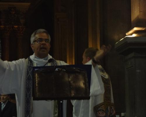 Heureux, le doyen, entonne "Jubilate deo"