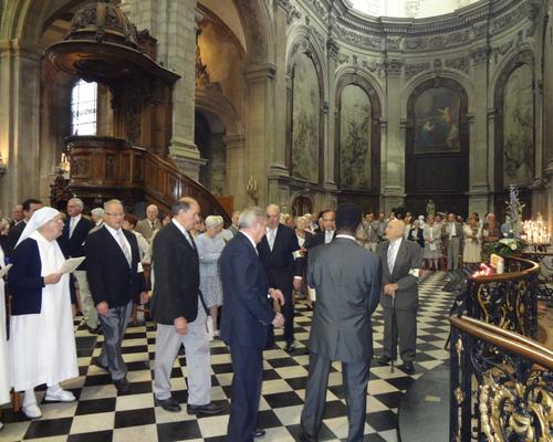 la Garde de ND fait la haie d'honneur au clergé