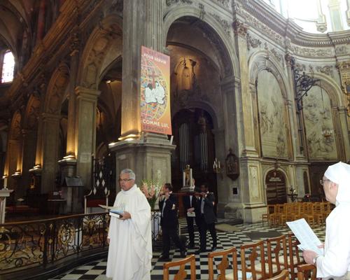 l'Icône sort de la cathédrale, portée par la Garde