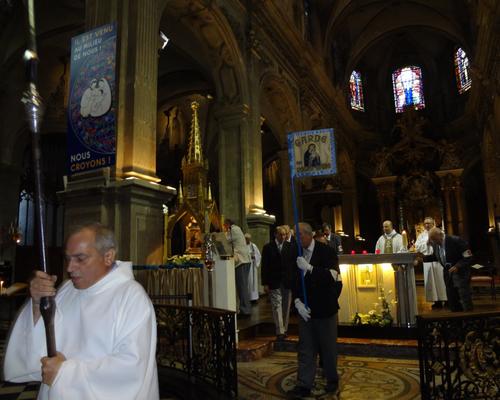 la garde conduit la procession qui reconduit l'icône dans sa chapelle