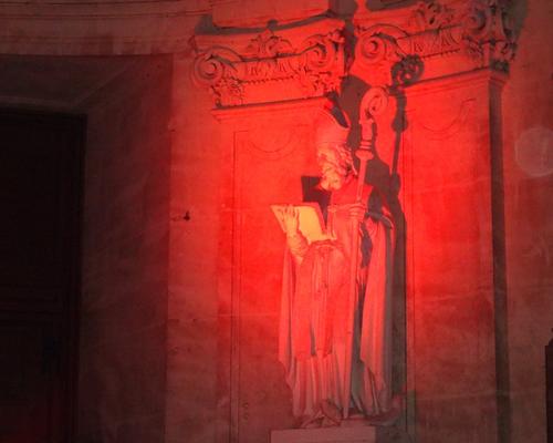 L'une des deux statues du vestibule