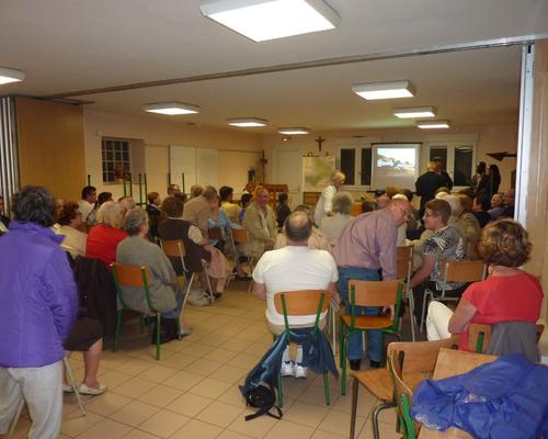 l'assemblée nombreuse