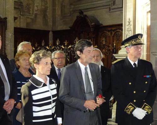Le sous-préfet et les maires attendent.