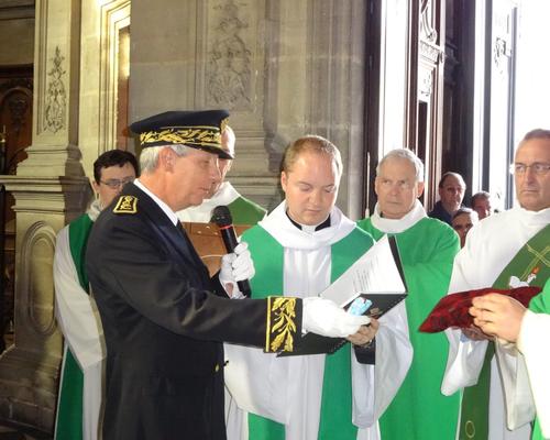 Le sous-préfet remet la clef de la cathédrale