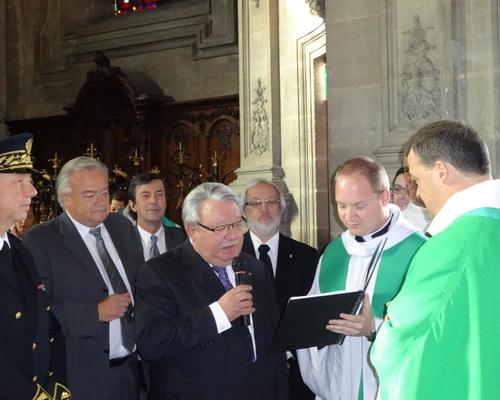 Le maire de Neuville St Rémy remet la clef de l'église St Remi