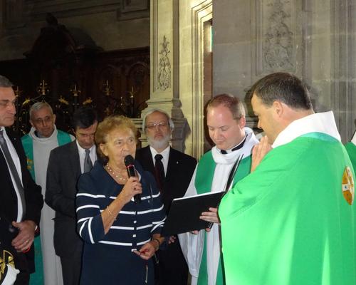 La maire de Raillencourt-Ste Olle remet la clef de ND de Lourdes