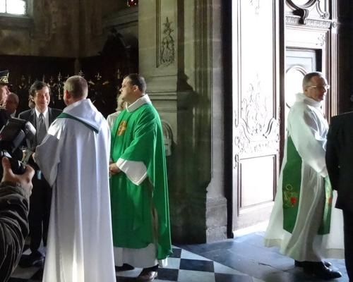 A l'entrée de la cathédrale