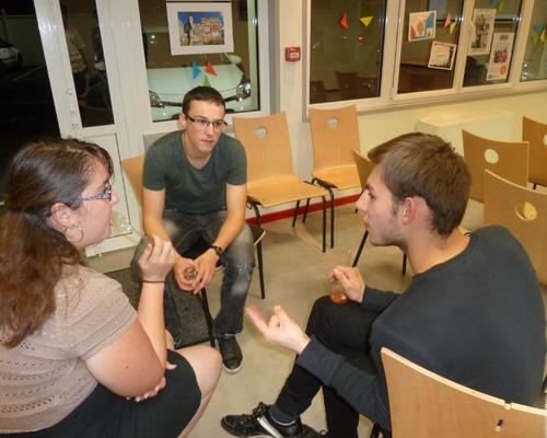 Pierrick, Eurydice et Brandon en pleine discussion