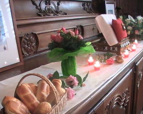 Pain et roses, symboles de bonté et beauté d'âme d'Elisabeth