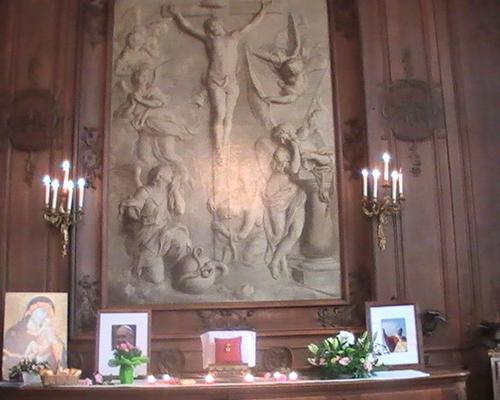 La relique présentée sous la grisaille de la "Crucifixion" de Geeraert d' Anvers