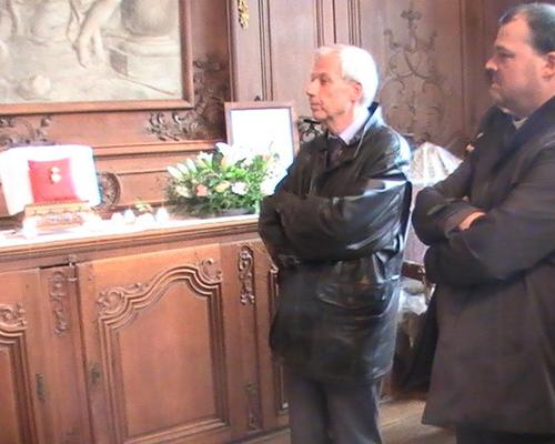 sur la droite, le recteur et doyen de la  cathédrale, Mathieu Dervaux