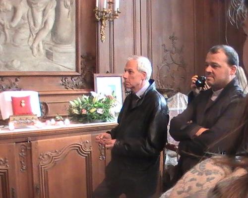 sur la droite, le doyen et recteur de la cathédrale, Mathieu Dervaux