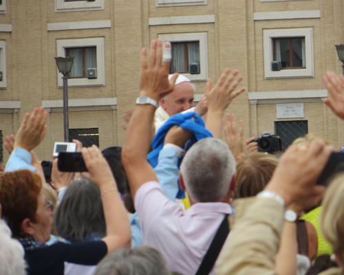 nous saluant ...