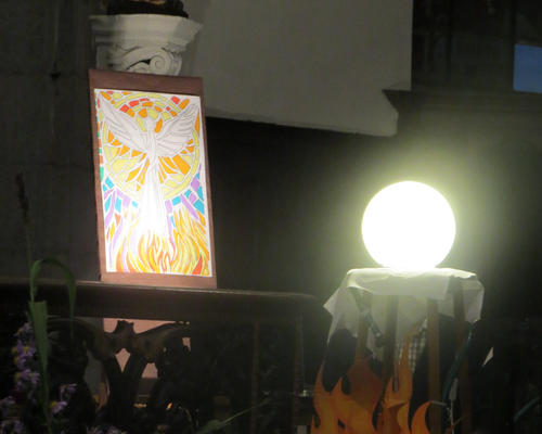 Lumière divine, Saint Esprit, feu vivifiant de l'Amour divin sont symbolisés ici...