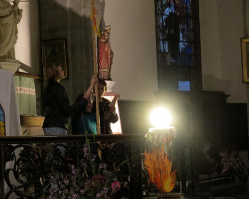 Moïse ne pourra garder les bras levés, pour sa prière, qu'avec l'aide de l'Esprit Saint et des siens qui le soutiennent.