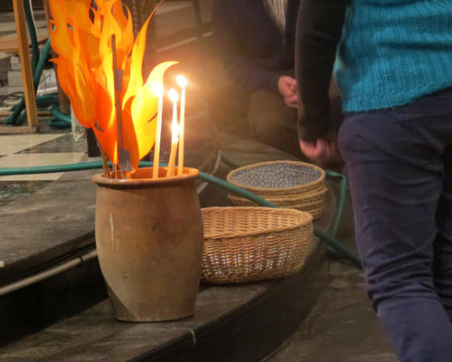Sous les flammes symbolisant l'Amour divin vivifiant, régénérateur... la corbeille recueillant les prières