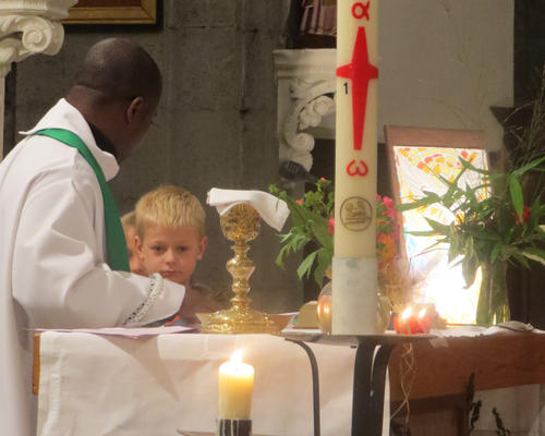 L 'arrivée de la procession des oblats: les offrandes ont été déposées au pied de la table eucharistique ou sur elle. Ciboire et calice... pour la consécration.