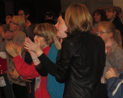 On chante avec coeur...Les visages sourient...Les mains scandent les chants...