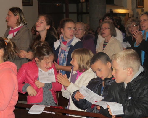 Les enfants sont contents. Les visages s'illuminent...De nouvelles mains rythment le chant...