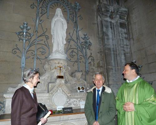 mise en place du crucifix dans la chapelle Notre-Dame de Lourdes