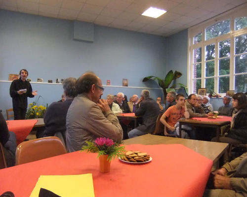 Emmanuel a apporté ses talents d'animateur à cette soirée, créant un climat de convivialité
