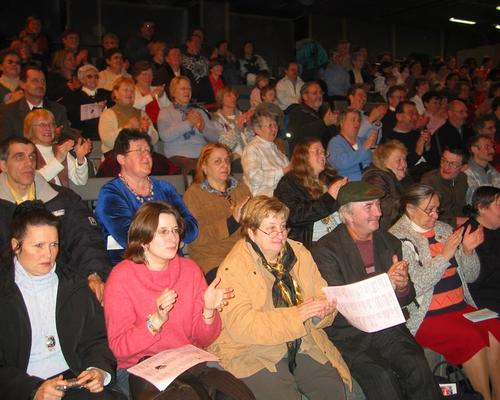 Assemblée joyeuse