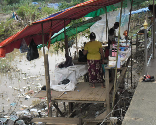 réfugiés vivant le long du fleuve frontière