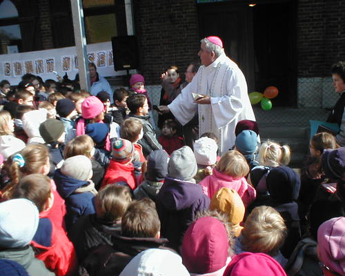 Mgr Garnier et les enfants