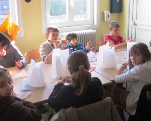 Ici des JTs commencent à réaliser leurs santons 