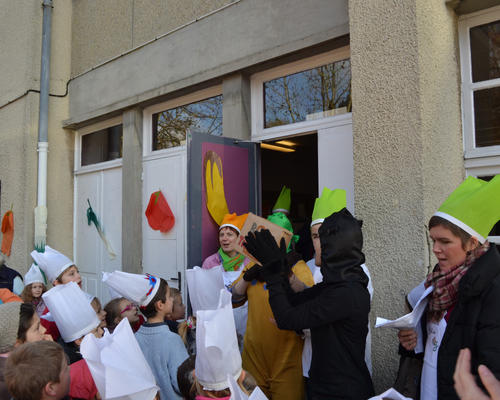 Lancement du grand jeu d’après-midi , Tépacap et Tirnititi rejoints par le Grand organisateur du congrès , et un inquiétant "alien vert" venu de la planète Zébulon ...