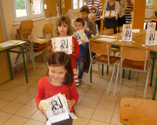 Petits et grands se dirigent vers la table de présentation.